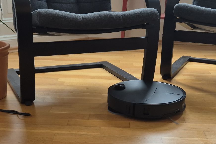 Roborock Qrevo Edge 2 ist im Büro unter einem Stuhl zu sehen